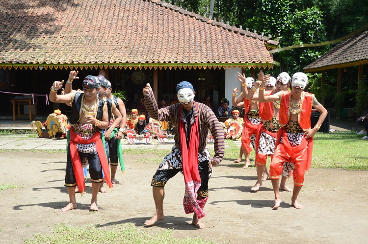 Lebih dari memberi obat